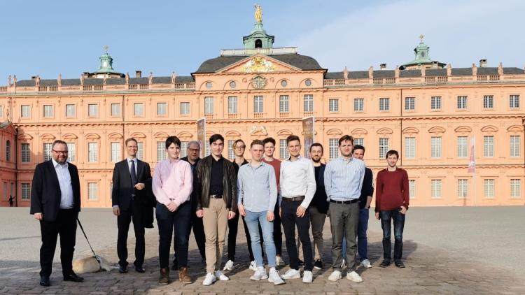 Gruppenbild vor dem Rastatter Schloss